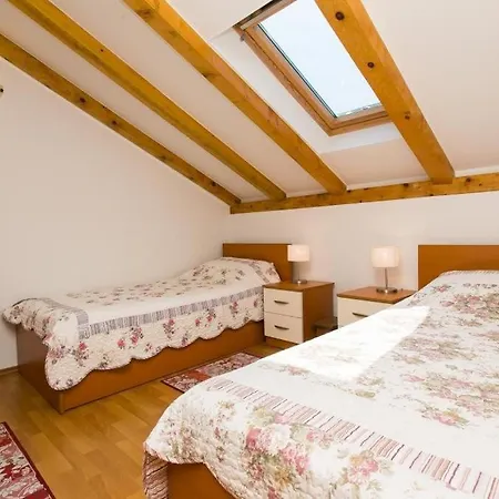 - Veliki Apartamento